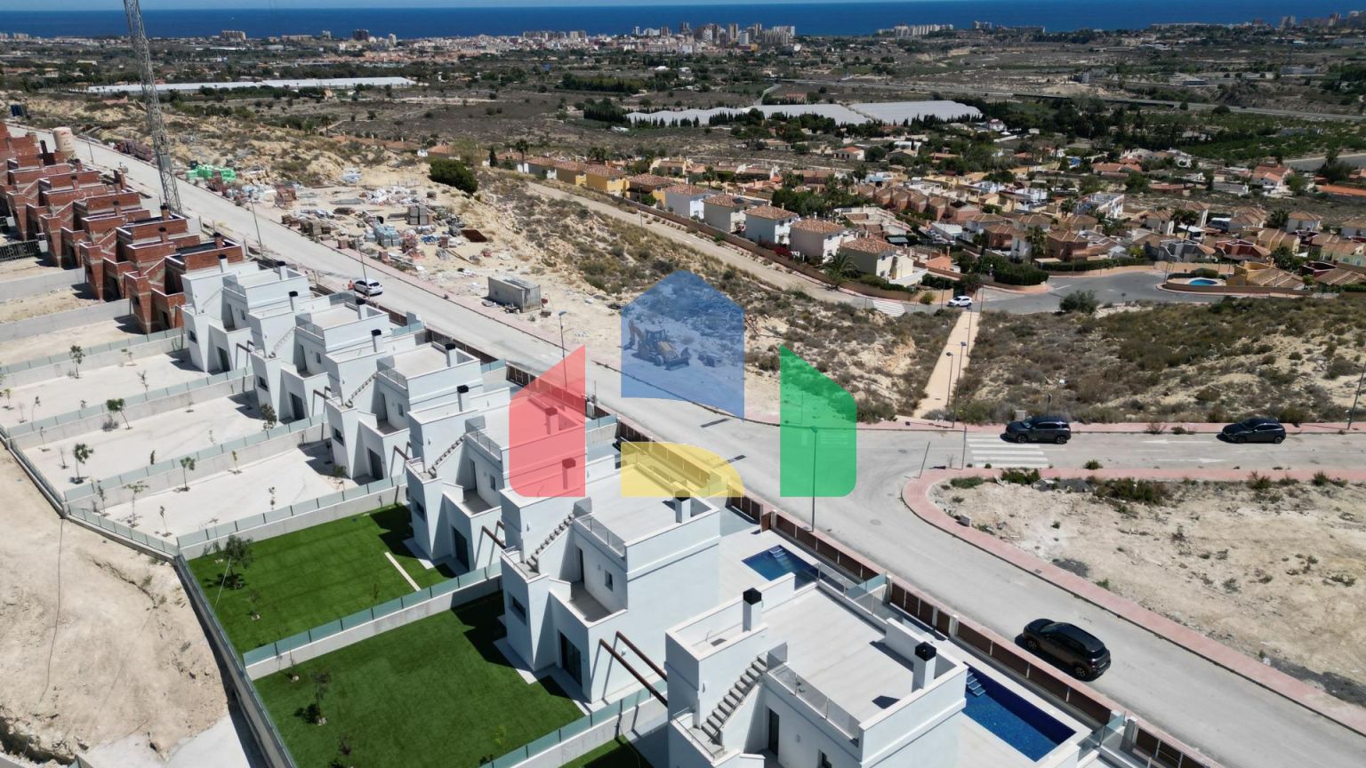 Строительство автономных вилл новой постройки, с частными бассейнами и современной отделкой.