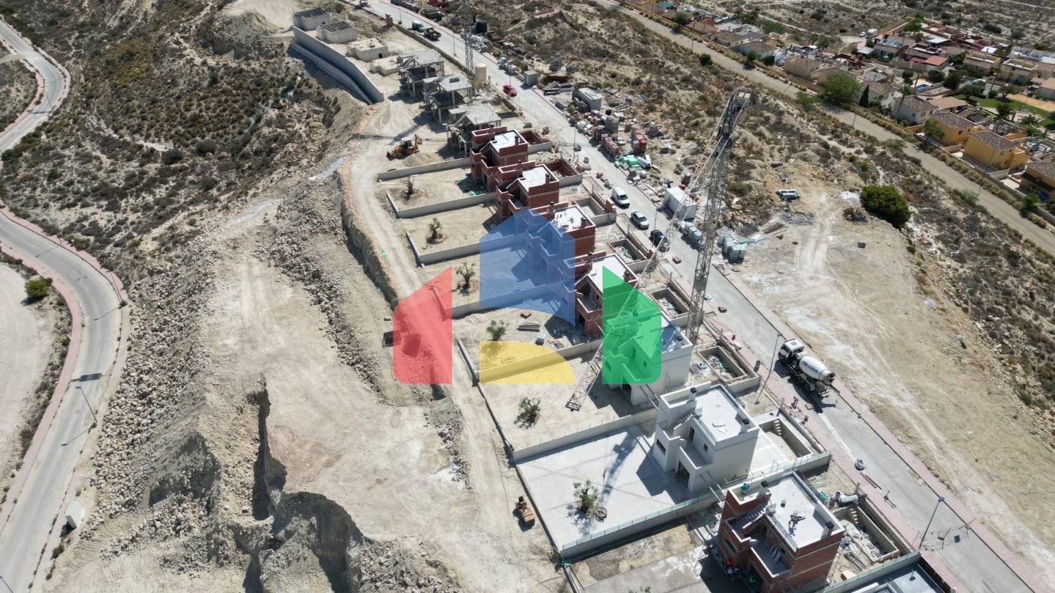 Строительство автономных вилл новой постройки, с частными бассейнами и современной отделкой.