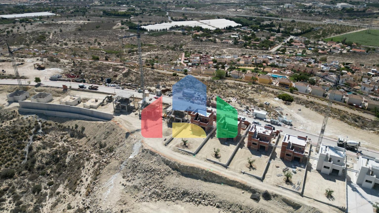 Строительство автономных вилл новой постройки, с частными бассейнами и современной отделкой.