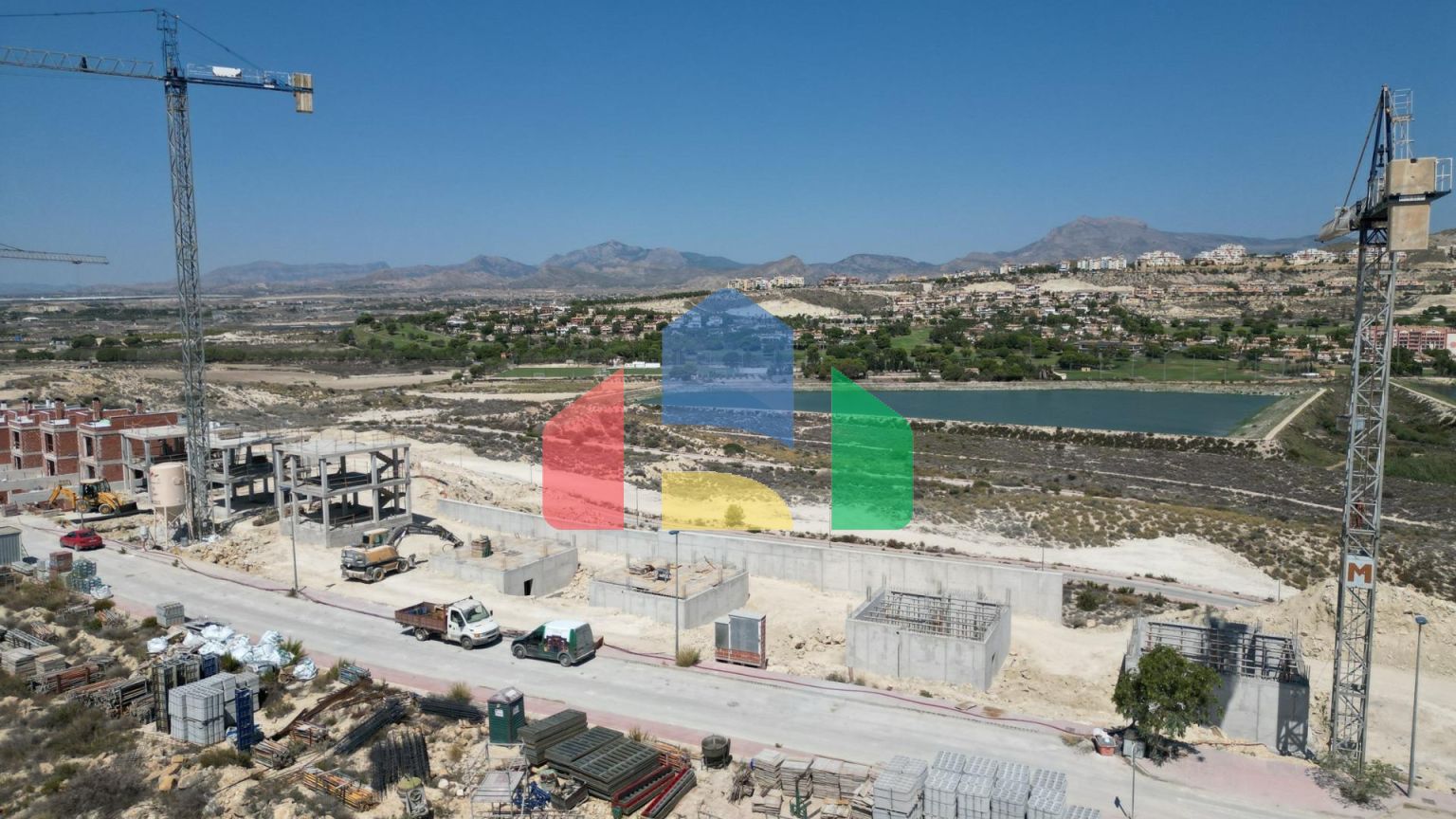 Строительство автономных вилл новой постройки, с частными бассейнами и современной отделкой.