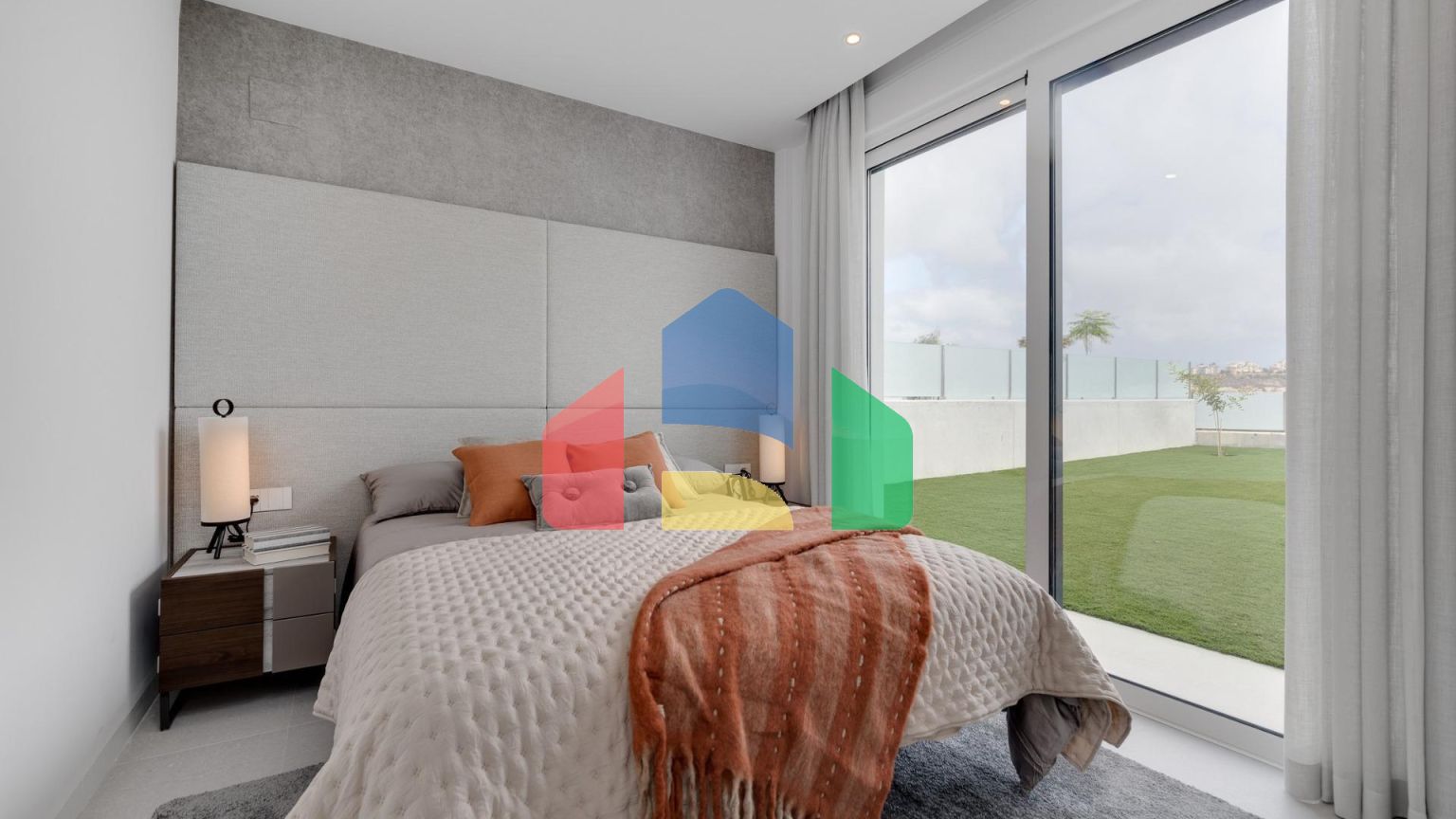 Строительство автономных вилл новой постройки, с частными бассейнами и современной отделкой.