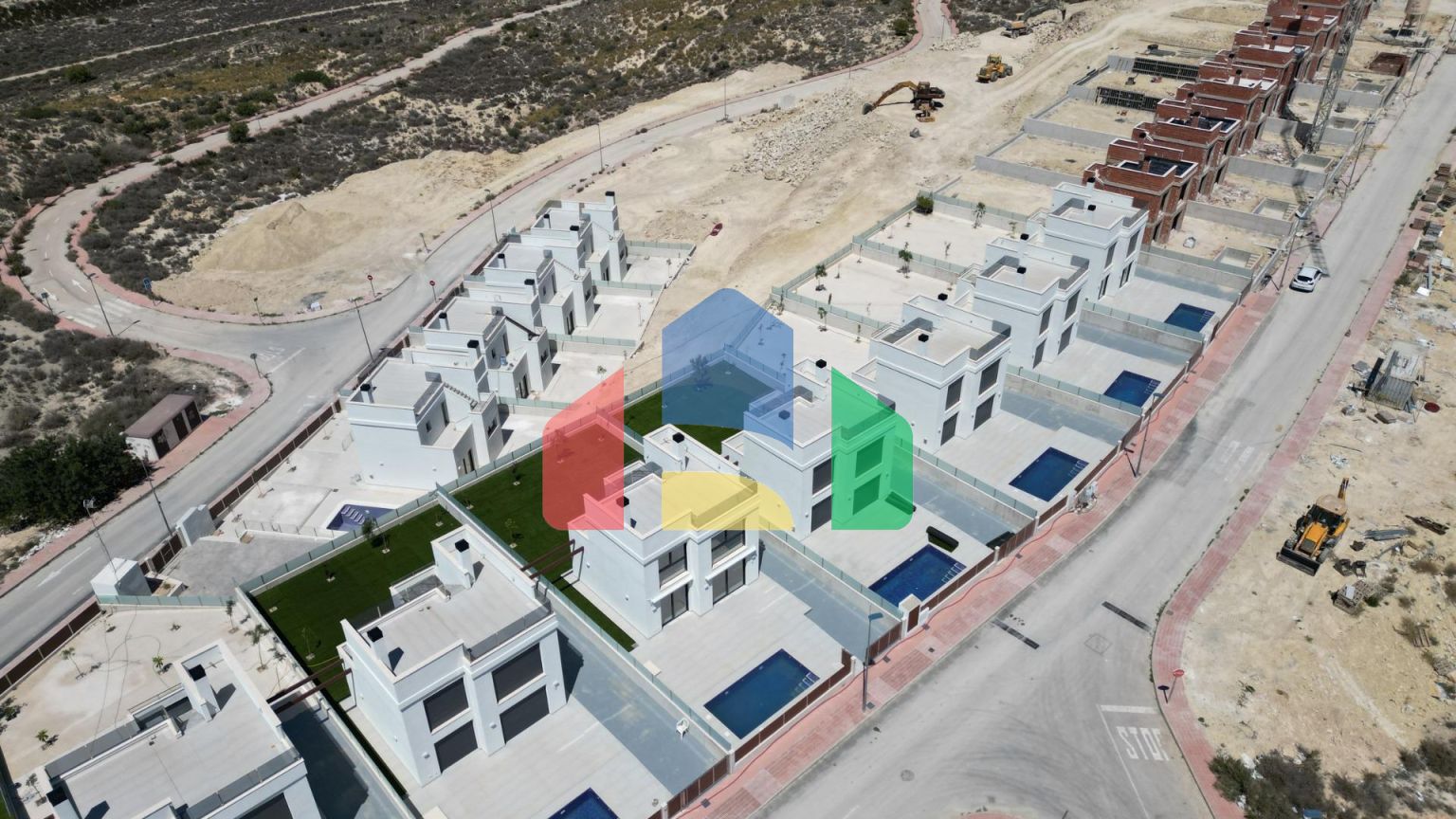 Строительство автономных вилл новой постройки, с частными бассейнами и современной отделкой.