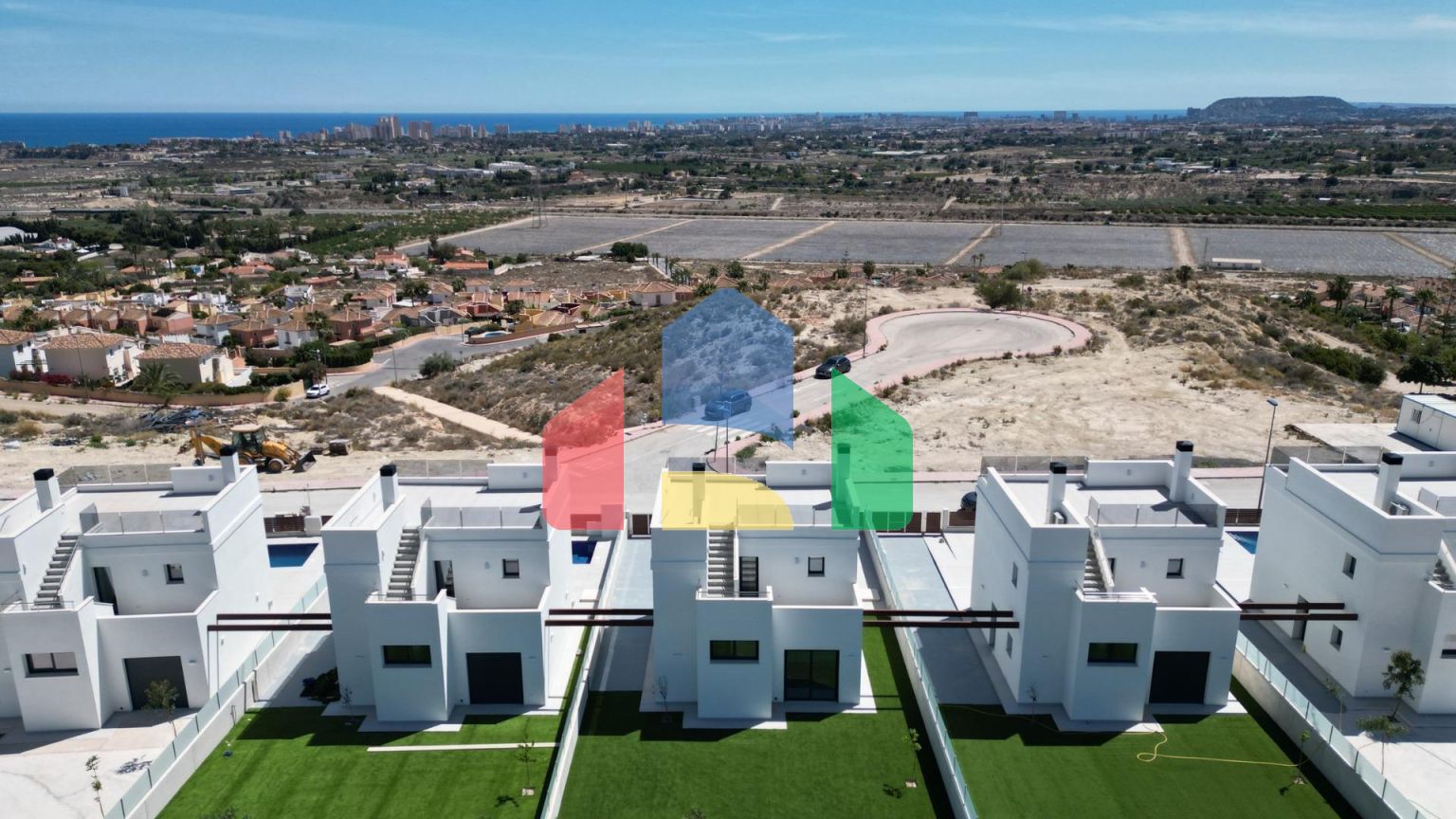 Строительство автономных вилл новой постройки, с частными бассейнами и современной отделкой.