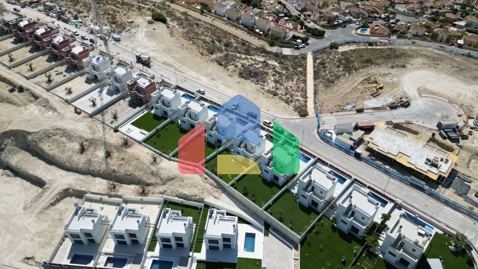 Строительство автономных вилл новой постройки, с частными бассейнами и современной отделкой.