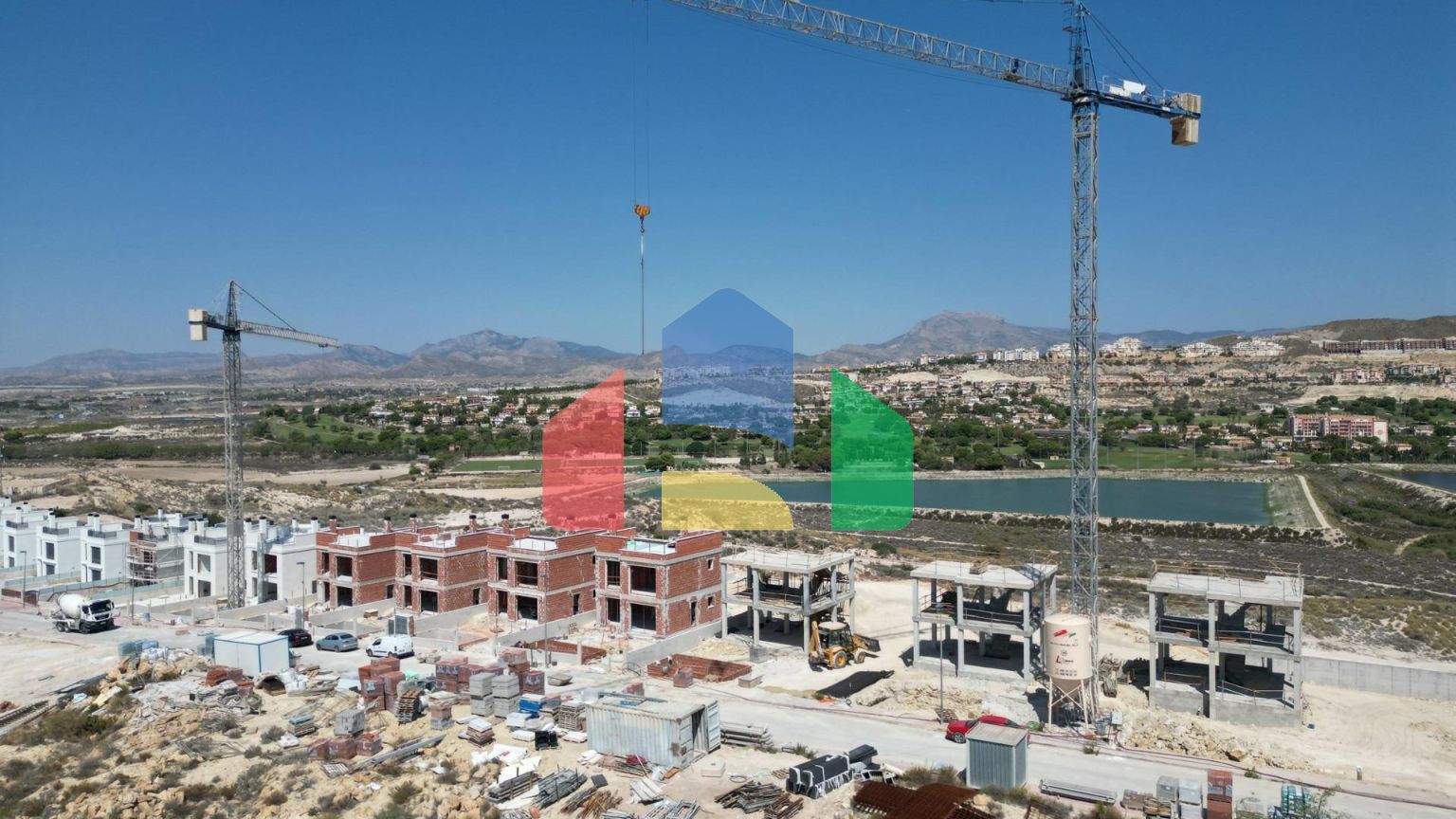 Строительство автономных вилл новой постройки, с частными бассейнами и современной отделкой.