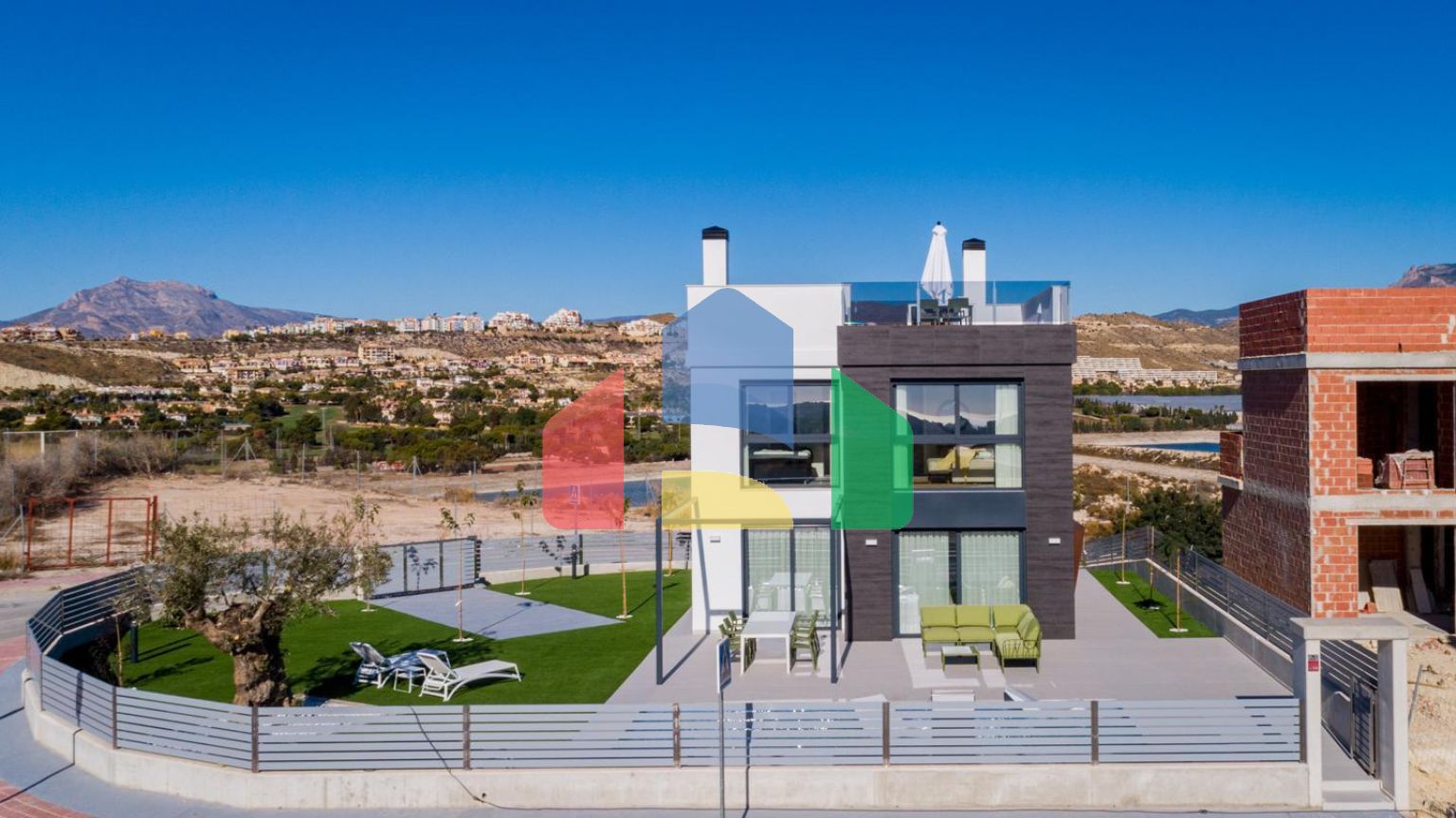 Строительство автономных вилл новой постройки, с частными бассейнами и современной отделкой.