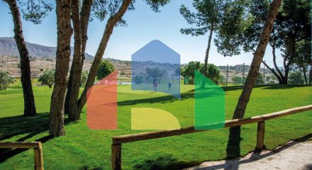 Новые апартаменты с гаражом и кладовой в Аленда Гольф