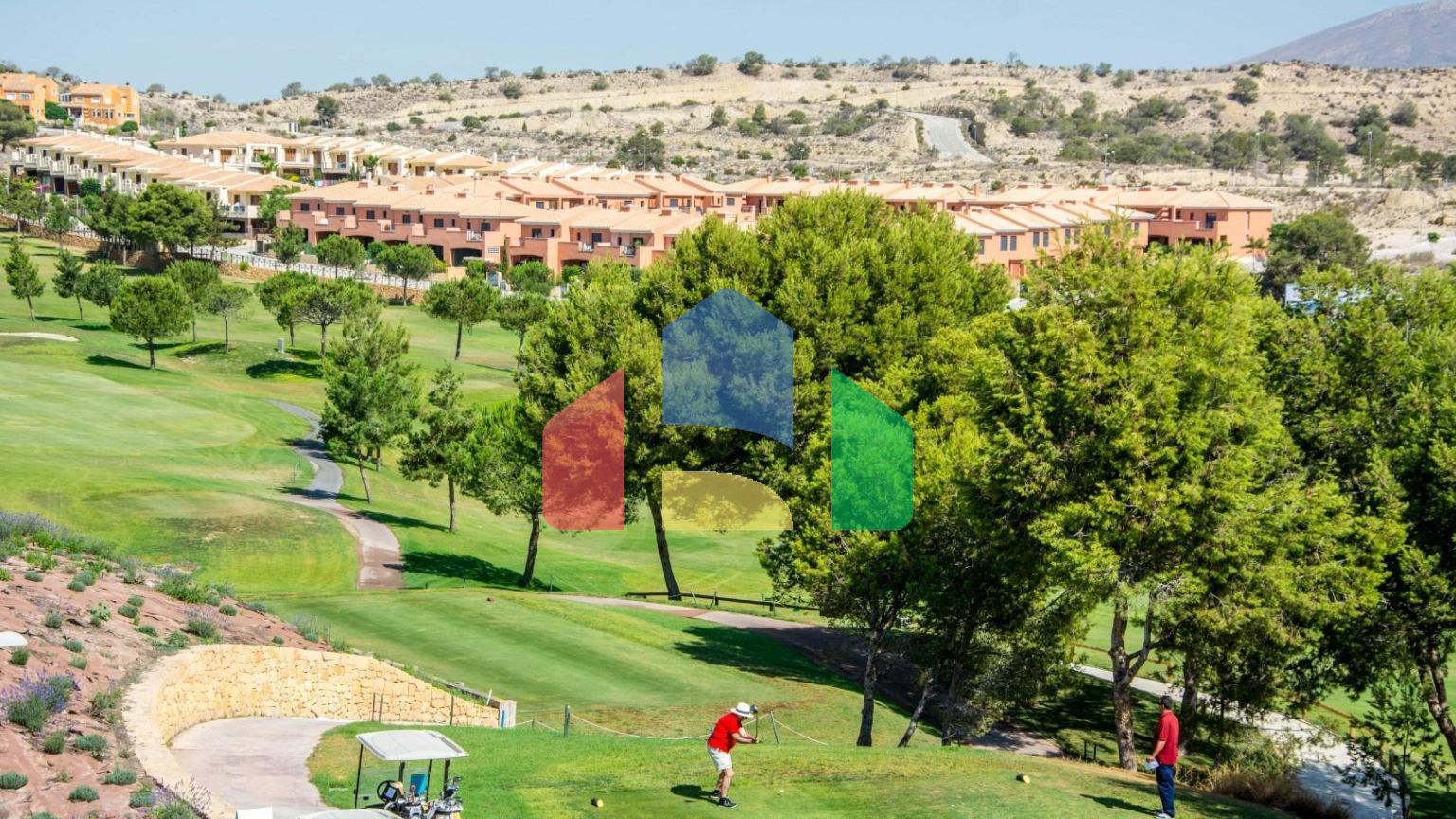 Новые апартаменты с гаражом и кладовой в Аленда Гольф