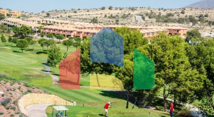 Новые апартаменты с гаражом и кладовой в Аленда Гольф