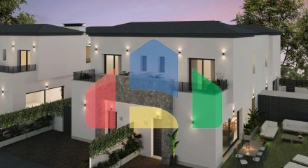 Недавно построенные двухквартирные дома, готовые к заселению