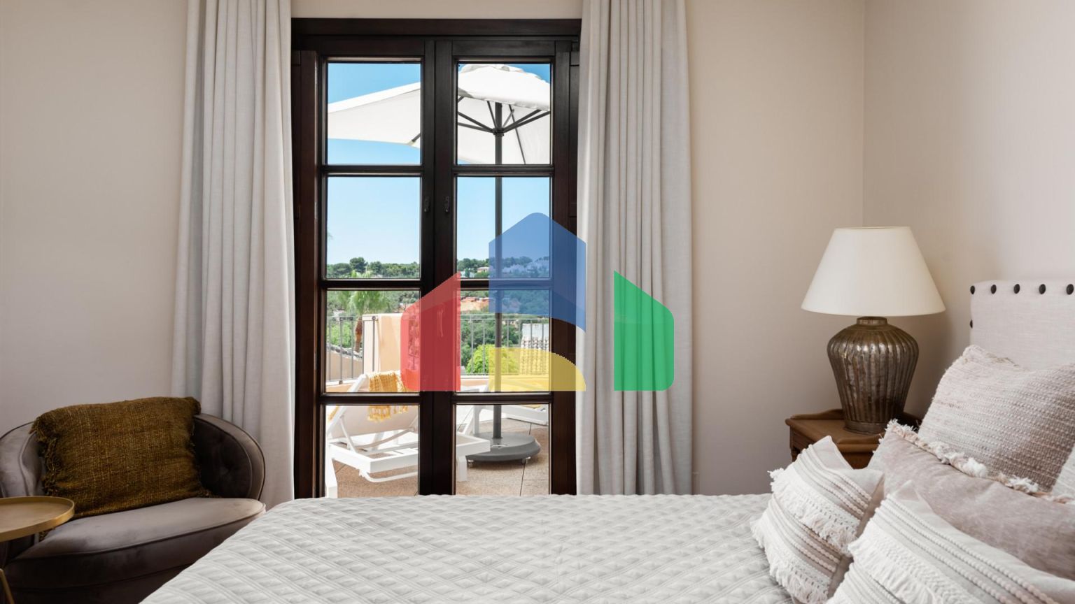 Впечатляющая вилла с 4 спальнями в Сотогранде