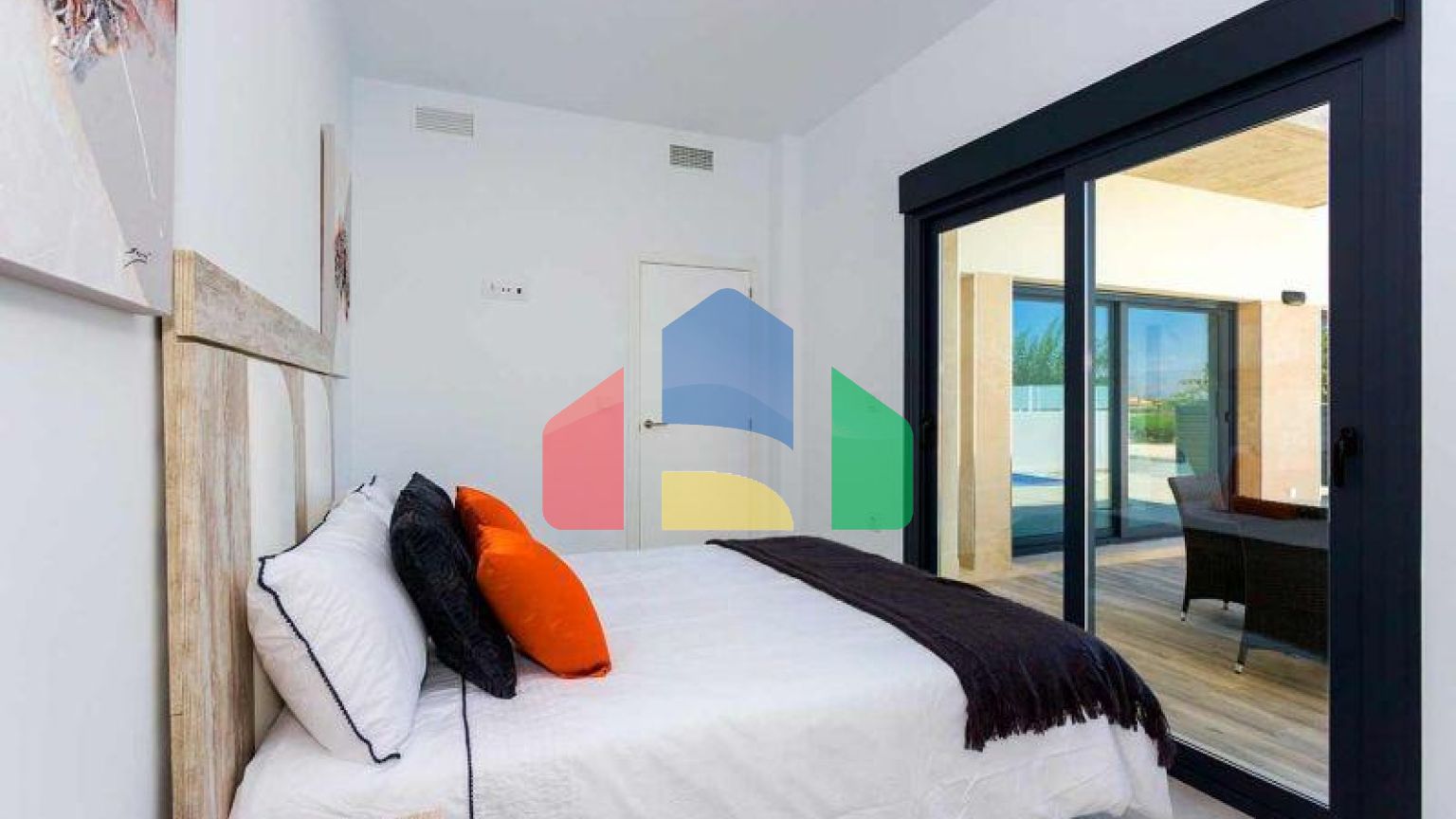 Дом в Дайя Нуэва, с частным бассейном, 3 спальнями и 2 ванными комнатами