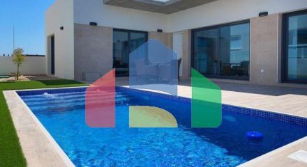 Дом в Дайя Нуэва, с частным бассейном, 3 спальнями и 2 ванными комнатами Дом в Дайя Нуэва, с частным бассейном, 3 спальнями и 2 ванными комнатами