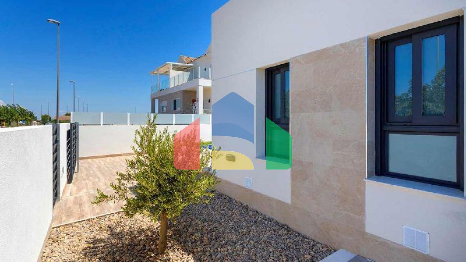 Дом в Дайя Нуэва, с частным бассейном, 3 спальнями и 2 ванными комнатами