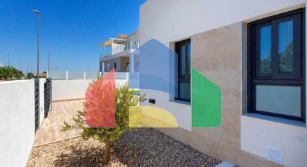 Дом в Дайя Нуэва, с частным бассейном, 3 спальнями и 2 ванными комнатами Дом в Дайя Нуэва, с частным бассейном, 3 спальнями и 2 ванными комнатами