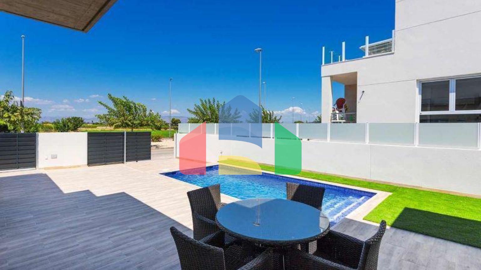 Дом в Дайя Нуэва, с частным бассейном, 3 спальнями и 2 ванными комнатами