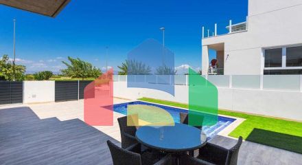 Дом в Дайя Нуэва, с частным бассейном, 3 спальнями и 2 ванными комнатами Дом в Дайя Нуэва, с частным бассейном, 3 спальнями и 2 ванными комнатами