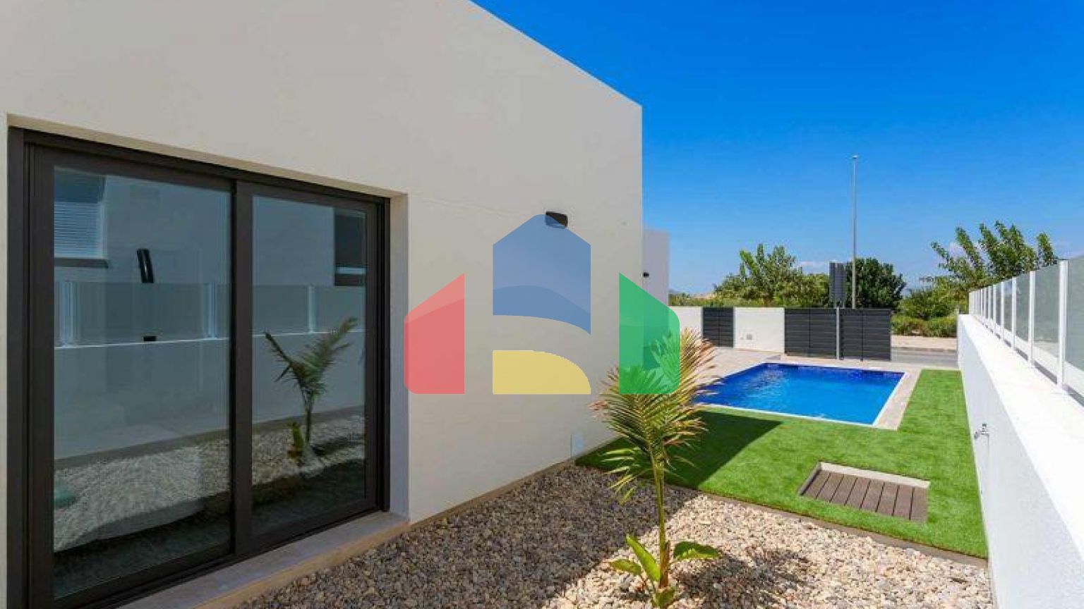 Дом в Дайя Нуэва, с частным бассейном, 3 спальнями и 2 ванными комнатами