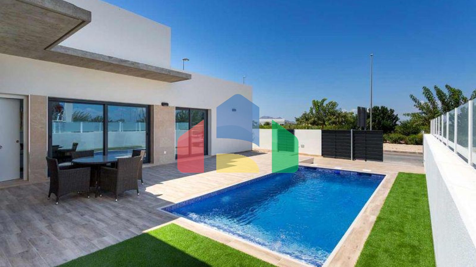 ВИЛЛА СРЕДИЗЕМНОМОРСКОГО ДИЗАЙНА БЛИЗКО КО ВСЕМ