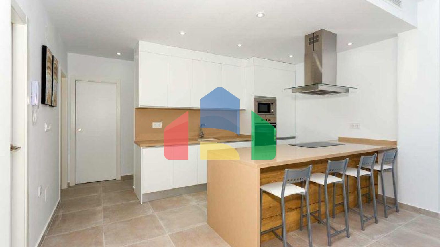 ВИЛЛА СРЕДИЗЕМНОМОРСКОГО ДИЗАЙНА БЛИЗКО КО ВСЕМ