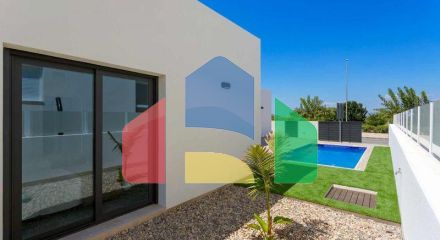 Дом в Дайя Нуэва, с частным бассейном, 3 спальнями и 2 ванными комнатами Дом в Дайя Нуэва, с частным бассейном, 3 спальнями и 2 ванными комнатами