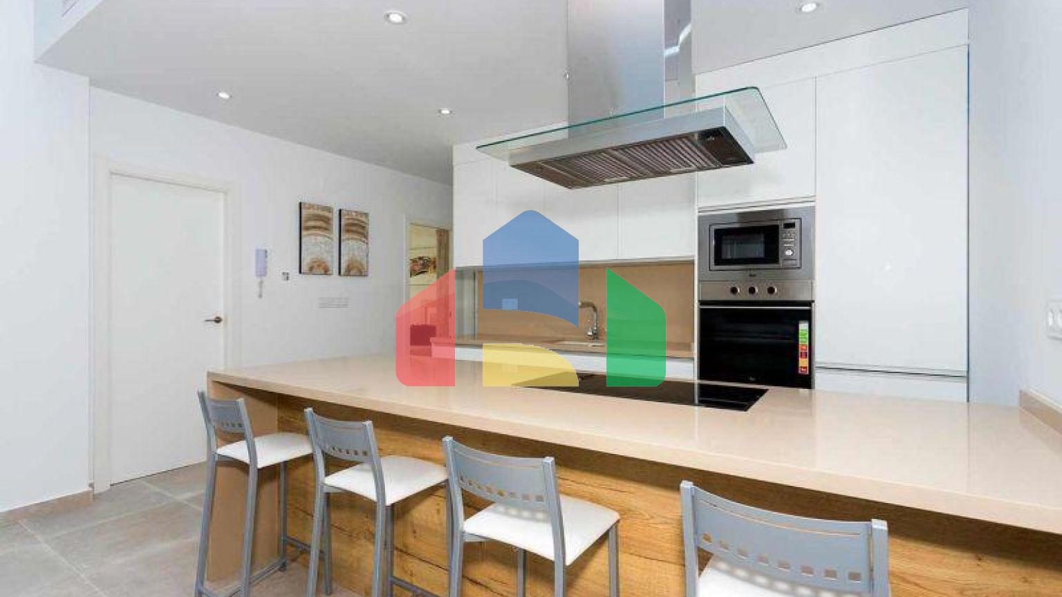 ВИЛЛА СРЕДИЗЕМНОМОРСКОГО ДИЗАЙНА БЛИЗКО КО ВСЕМ