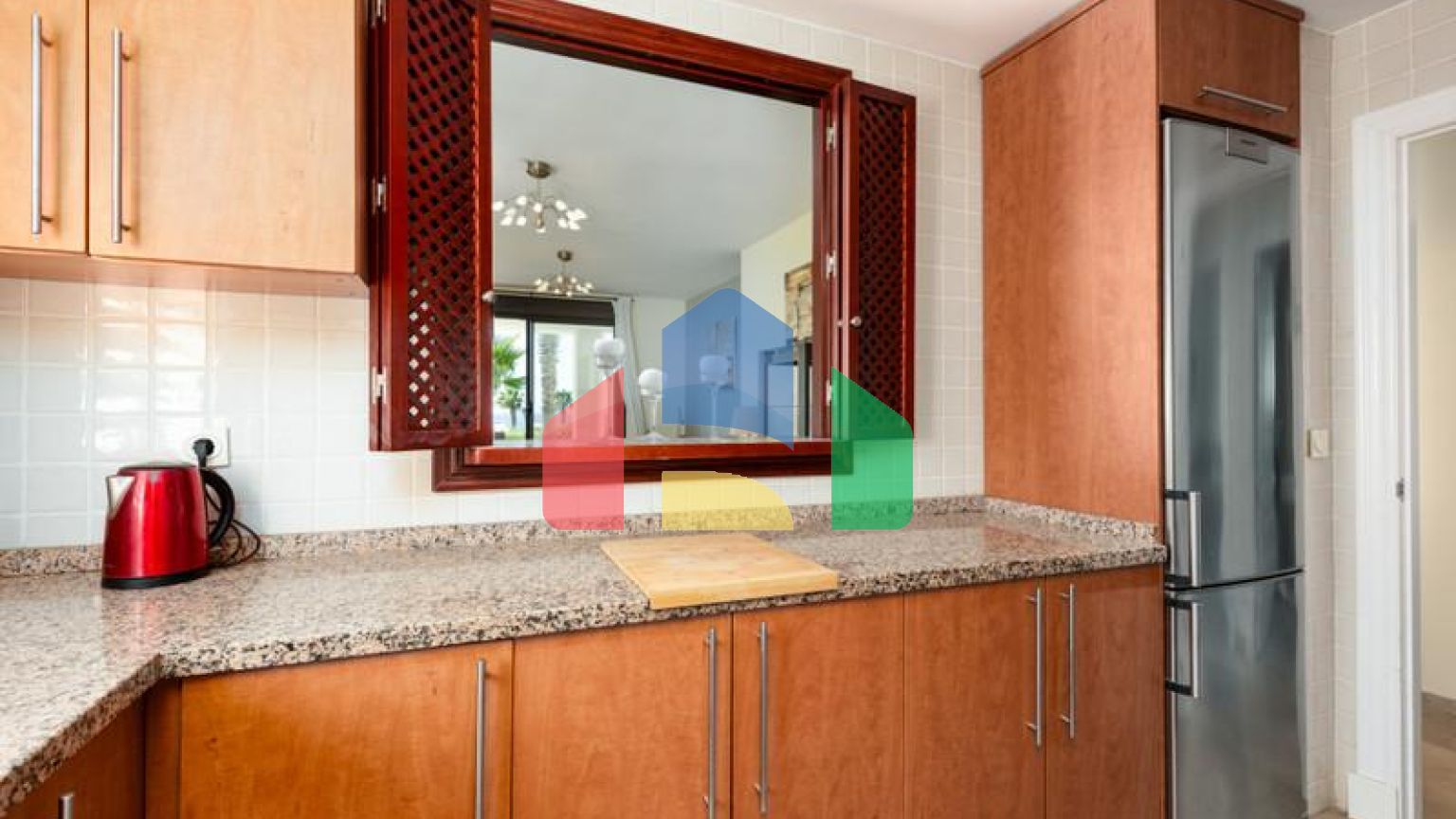 Элегантные апартаменты на первом этаже с видом на море и Гибралтар в Ла-Алькаидеса