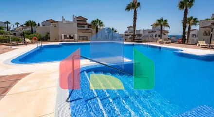 Элегантные апартаменты на первом этаже с видом на море и Гибралтар в Ла-Алькаидеса