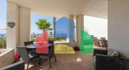 Элегантные апартаменты на первом этаже с видом на море и Гибралтар в Ла-Алькаидеса