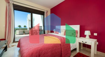 Элегантные апартаменты на первом этаже с видом на море и Гибралтар в Ла-Алькаидеса