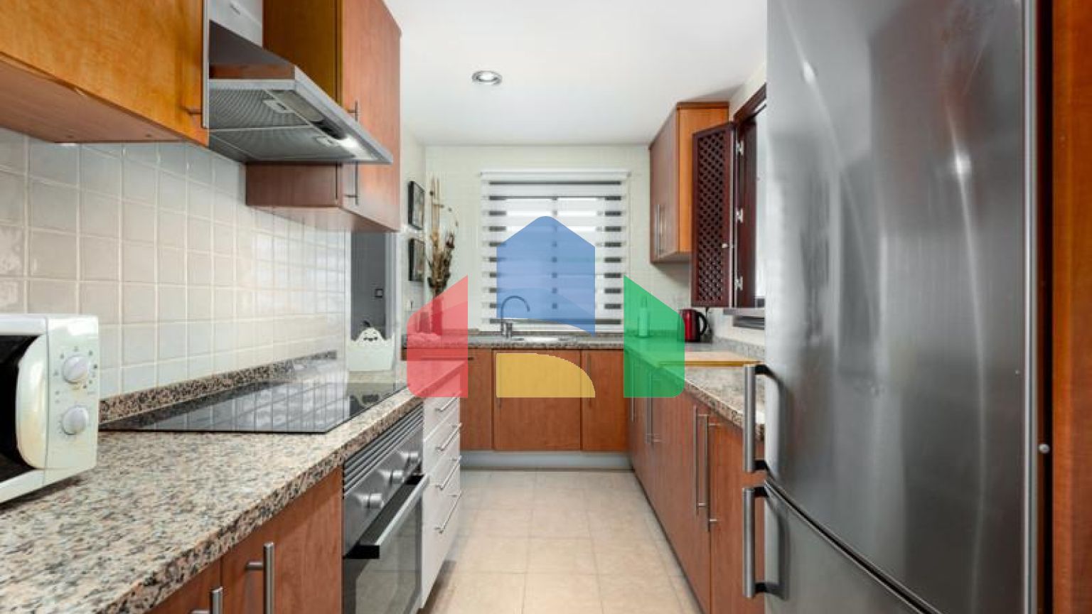 Элегантные апартаменты на первом этаже с видом на море и Гибралтар в Ла-Алькаидеса