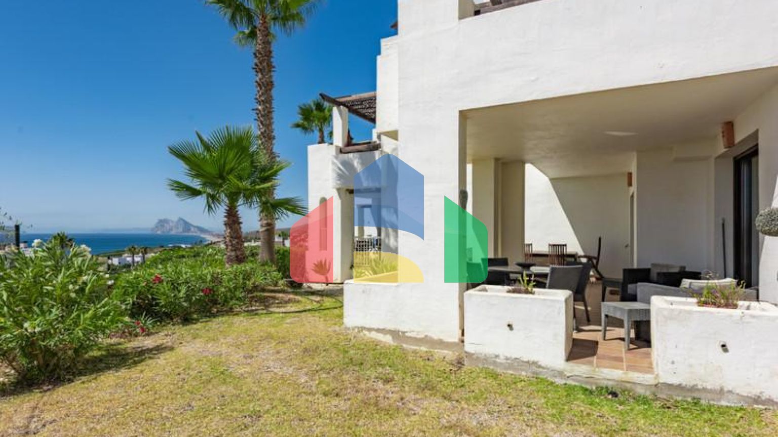 Элегантные апартаменты на первом этаже с видом на море и Гибралтар в Ла-Алькаидеса