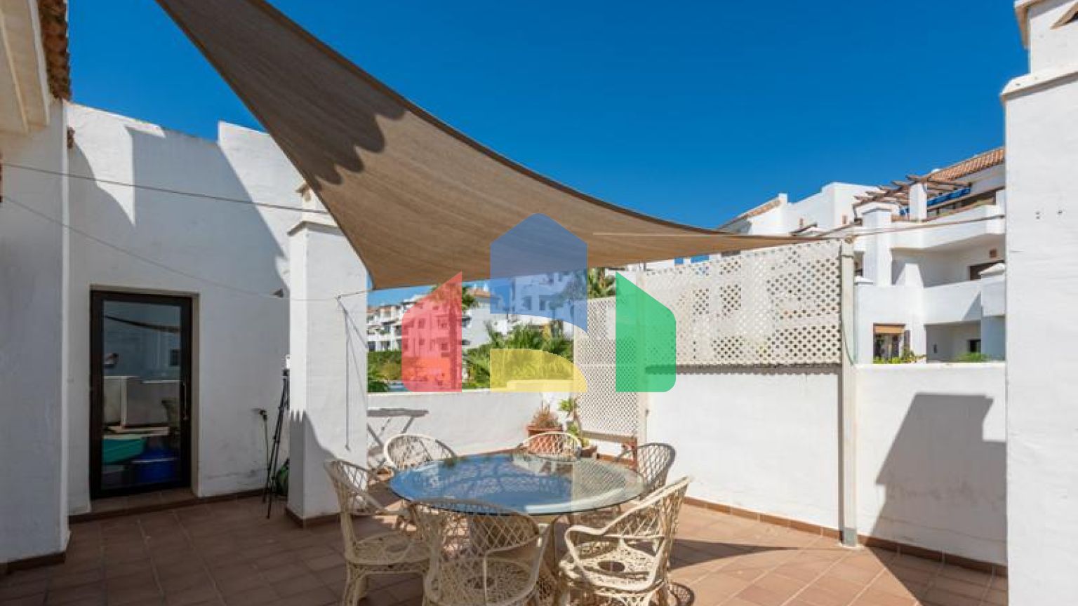 Пентхаус с Панорамным Видом на Море и Просторной Террасой в Ла Алькайдеса