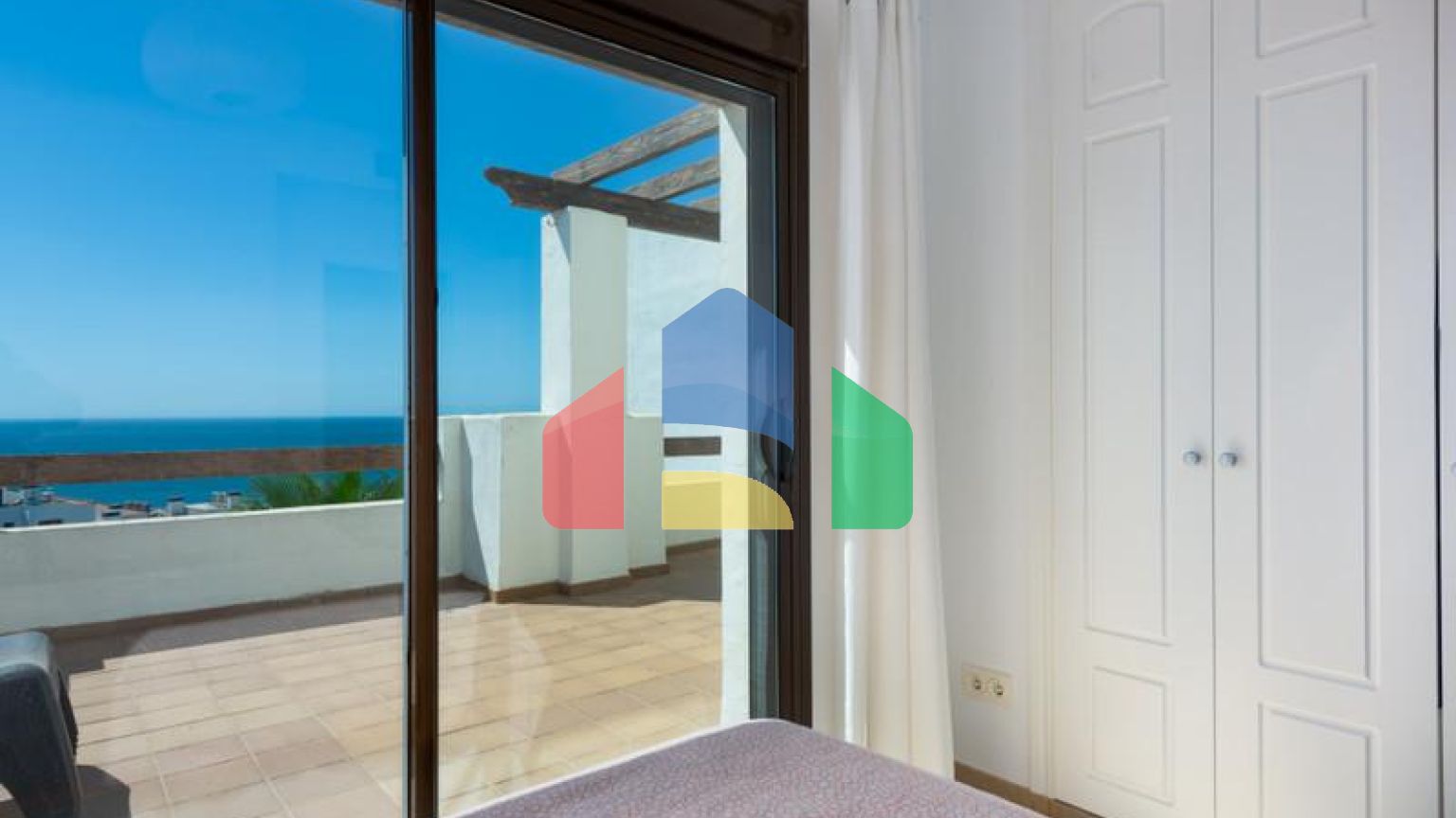 Пентхаус с Панорамным Видом на Море и Просторной Террасой в Ла Алькайдеса