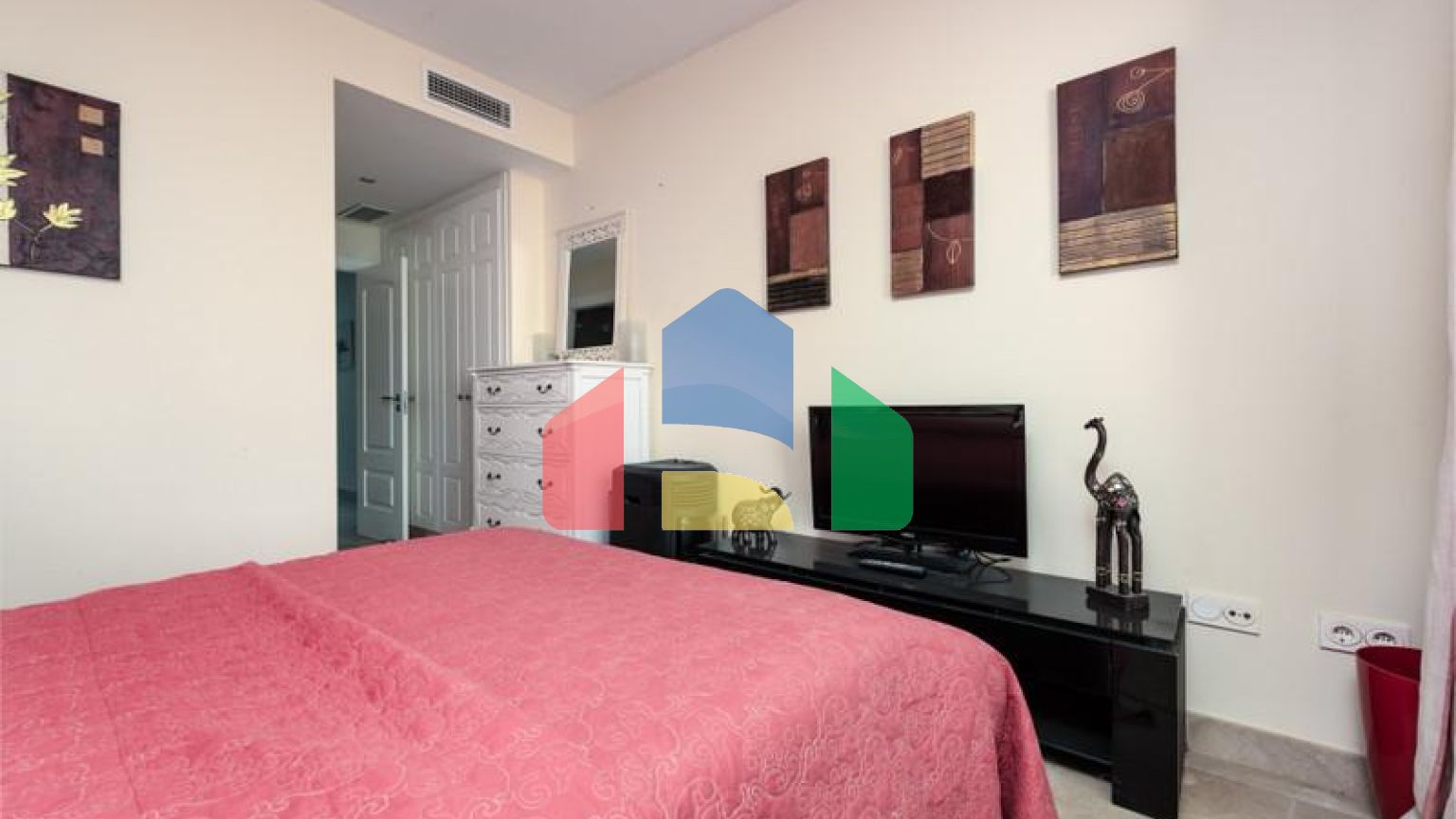 Элегантные апартаменты на первом этаже с видом на море и Гибралтар в Ла-Алькаидеса