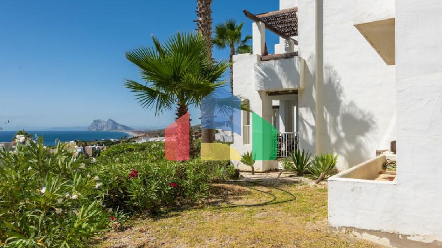 Элегантные апартаменты на первом этаже с видом на море и Гибралтар в Ла-Алькаидеса