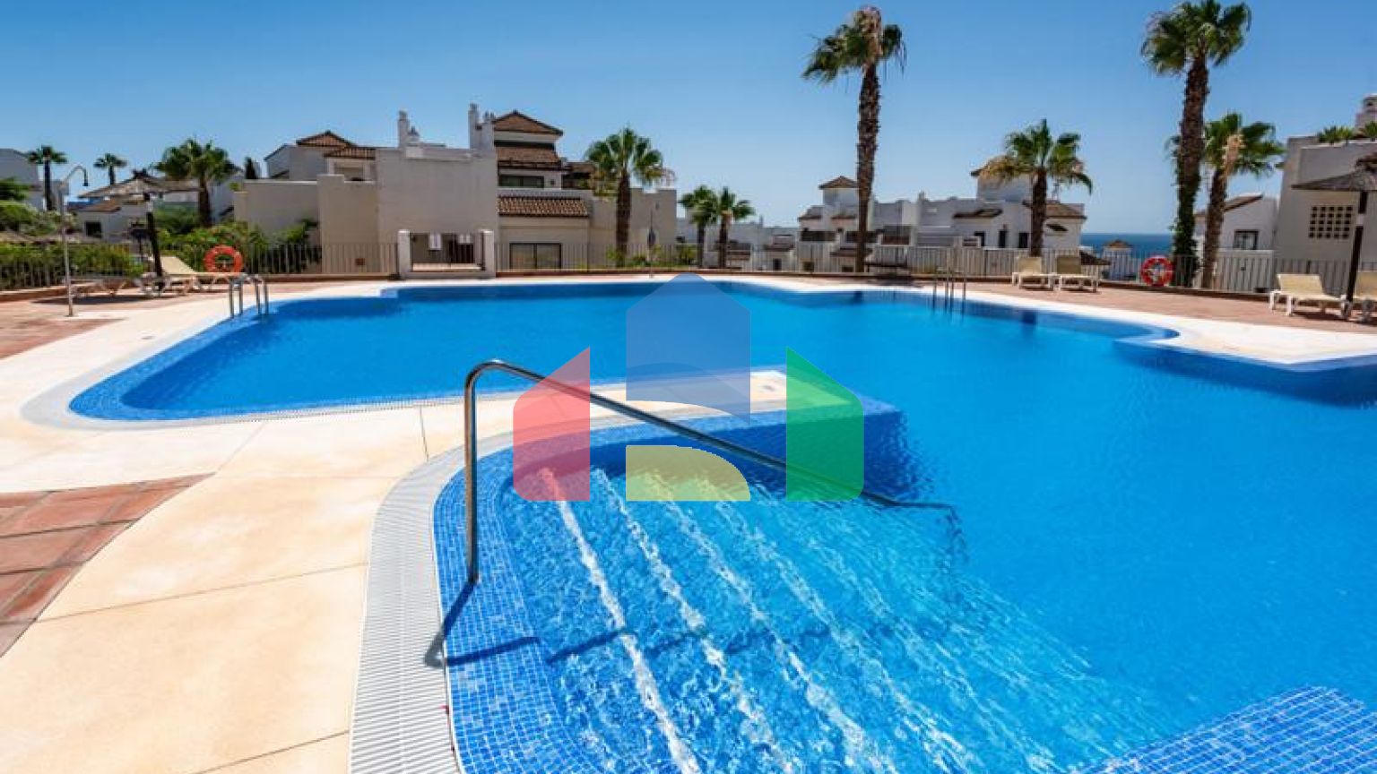 Элегантные апартаменты на первом этаже с видом на море и Гибралтар в Ла-Алькаидеса