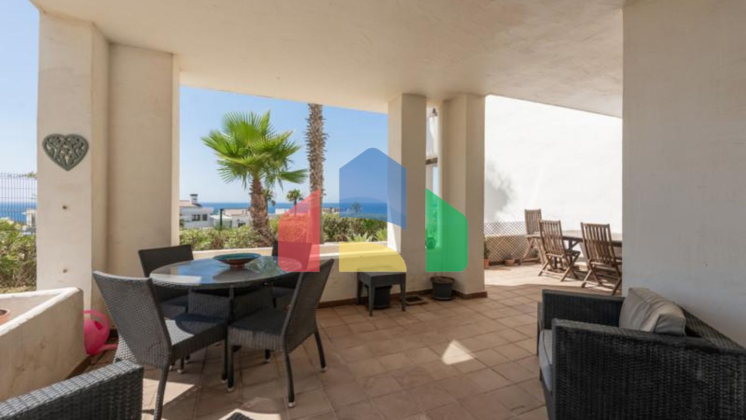 Элегантные апартаменты на первом этаже с видом на море и Гибралтар в Ла-Алькаидеса