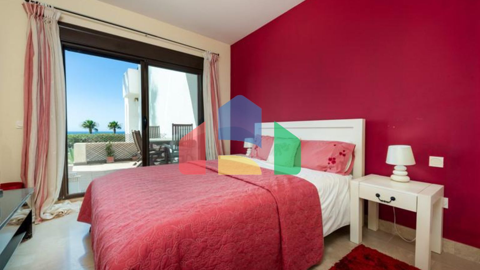 Элегантные апартаменты на первом этаже с видом на море и Гибралтар в Ла-Алькаидеса