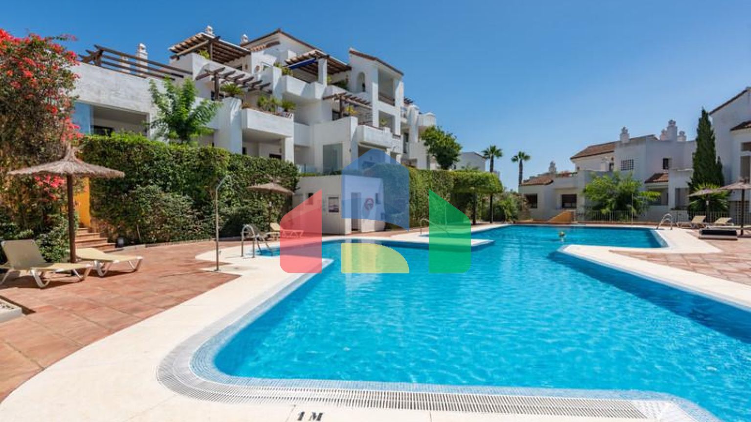 Элегантные апартаменты на первом этаже с видом на море и Гибралтар в Ла-Алькаидеса