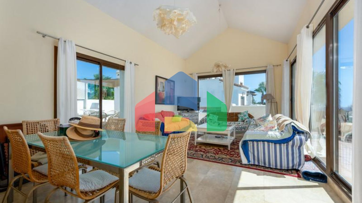 Пентхаус с Панорамным Видом на Море и Просторной Террасой в Ла Алькайдеса