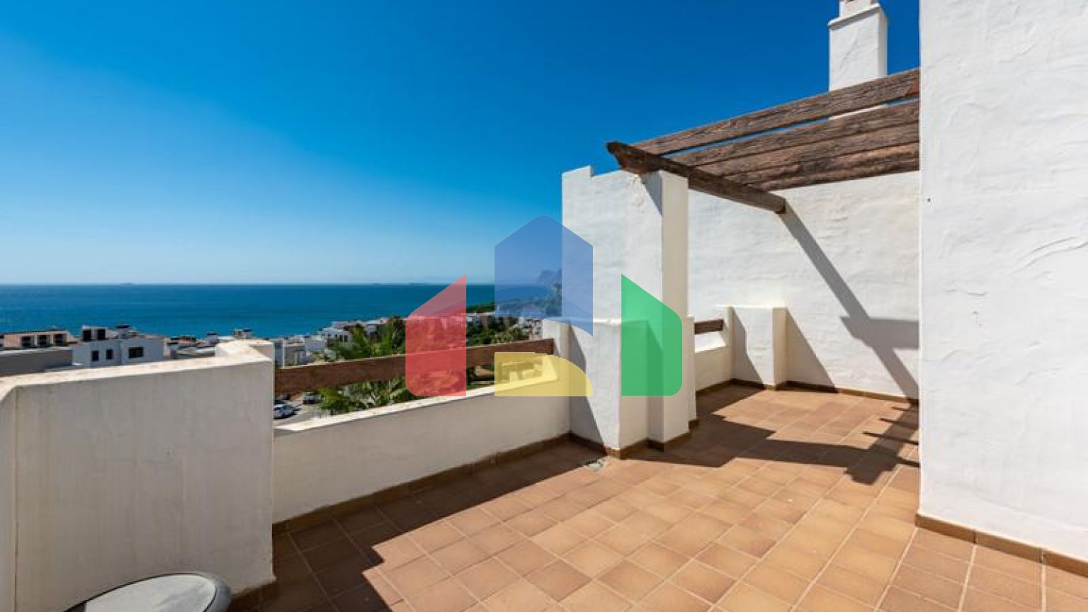 Пентхаус с Панорамным Видом на Море и Просторной Террасой в Ла Алькайдеса