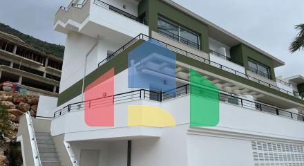 Трехкомнатная квартира в закрытом комплексе в новостройке в Гандии