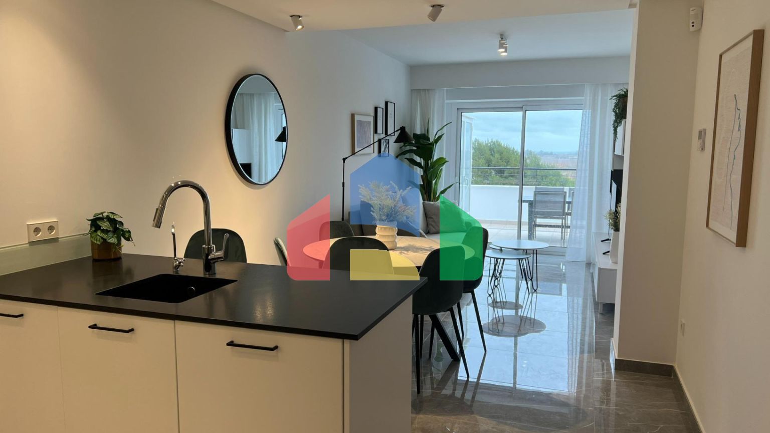 Трехкомнатная квартира в закрытом комплексе в новостройке в Гандии