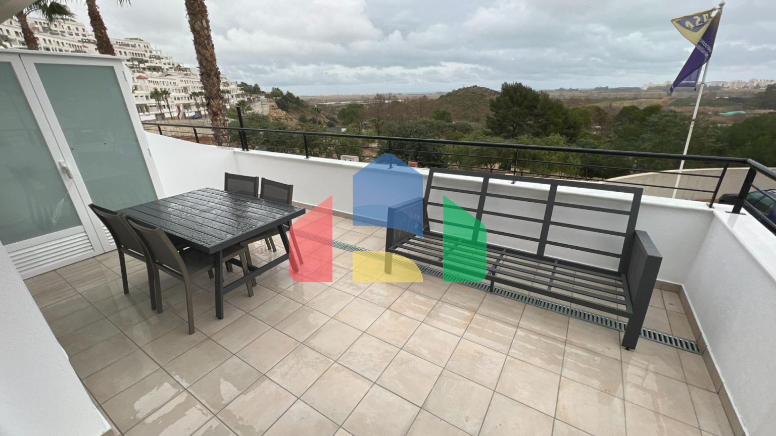 Трехкомнатная квартира в закрытом комплексе в новостройке в Гандии