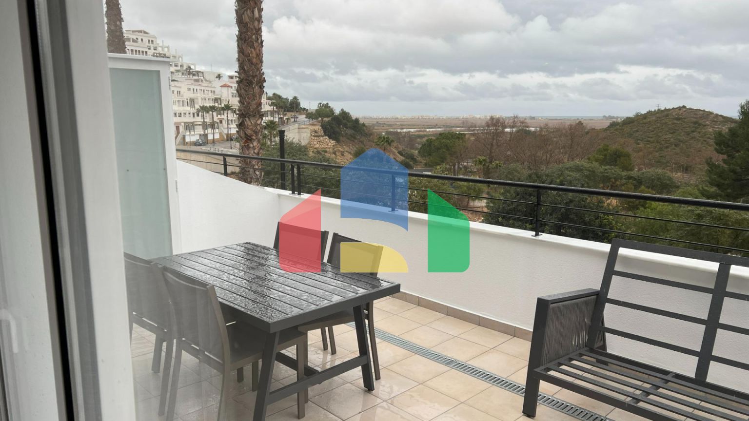 Трехкомнатная квартира в закрытом комплексе в новостройке в Гандии