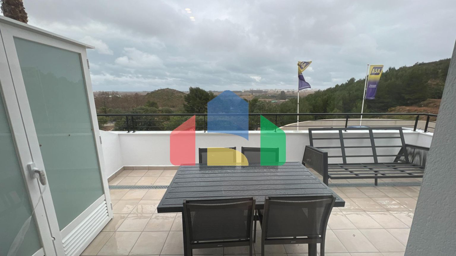 Трехкомнатная квартира в закрытом комплексе в новостройке в Гандии