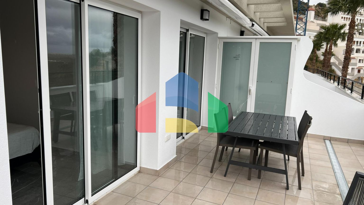 Трехкомнатная квартира в закрытом комплексе в новостройке в Гандии