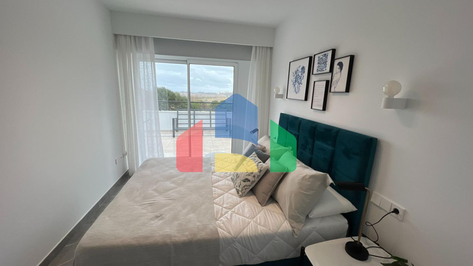 Трехкомнатная квартира в закрытом комплексе в новостройке в Гандии