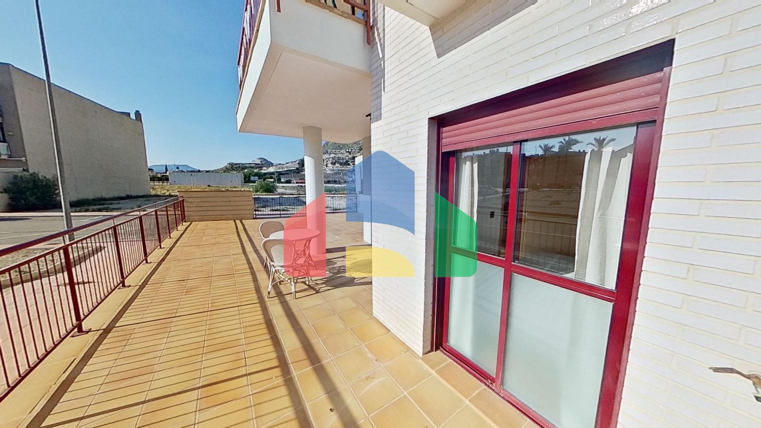 Роскошная квартира с одной спальней, гаражом, кладовкой и большой террасой